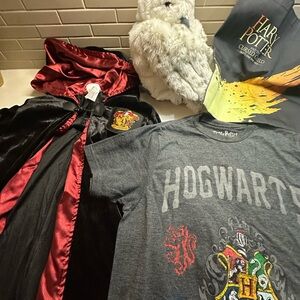 Harry Potter Set (Hogwarts T-Shirt (S) and Gryffindor Robe White Owl, Bag)